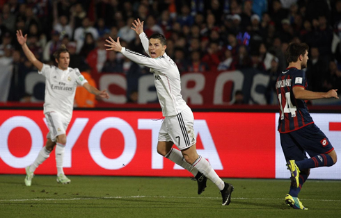 Cristiano Ronaldo appeals for a handball in Real Madrid vs San Lorenzo