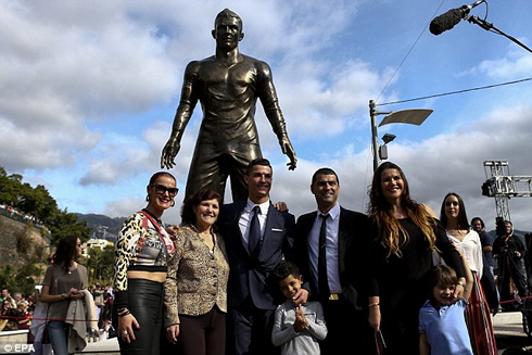 Cristiano Ronaldo and his son and family, in his statue unveiling ceremony