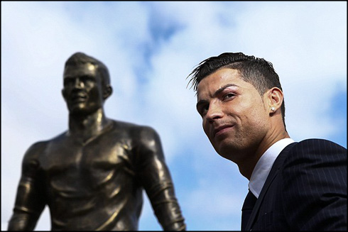Cristiano Ronaldo photo next to his bronze statue