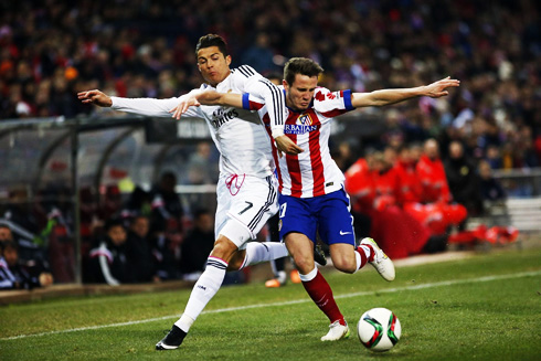 Cristiano Ronaldo running side by side with an Atletico Madrid defender