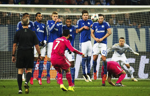 Cristiano Ronaldo free-kick-shot, in Schalke vs Real Madrid