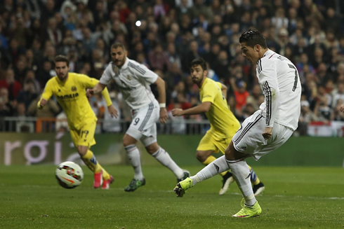 Cristiano Ronaldo converting a penalty-kick from the spot, in Real Madrid vs Villarreal