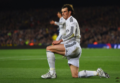 Gareth Bale kneeling down at the El Clasico in 2015