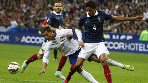 Ronaldo vs Varane fighting for a loose ball