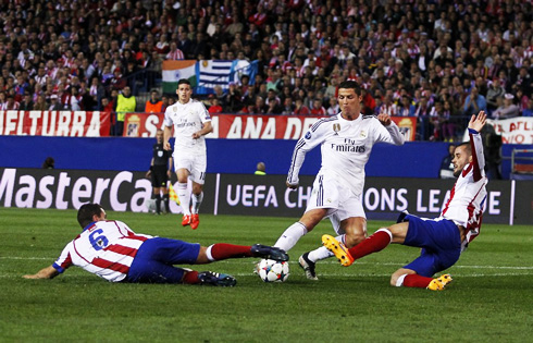 Cristiano Ronaldo vs two Atletico Madrid defenders