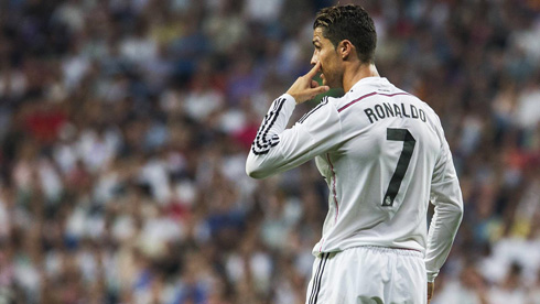 Cristiano Ronaldo telling his teammates to be alert