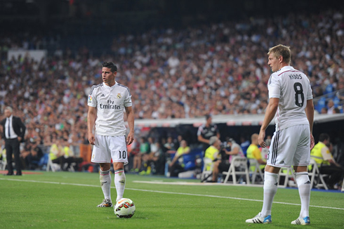James Rodríguez and Kroos ready to take a free-kick in Real Madrid 2015