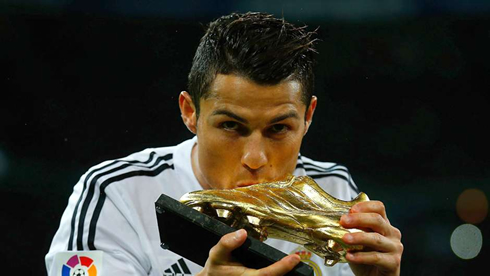 Cristiano Ronaldo kissing the European Golden Shoe