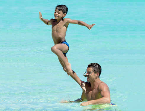 Cristiano Ronaldo and his son during their summer vacations in the Bahamas, in 2015