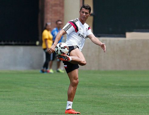 Cristiano Ronaldo showing his tricks in a pre-season practice