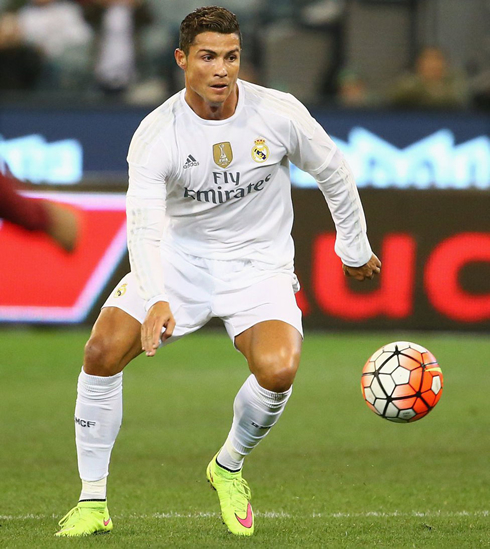 Cristiano Ronaldo bending his knees to chase the ball