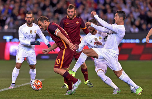 Cristiano Ronaldo defending Totti in Real Madrid vs AS Roma