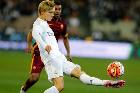 Martin Odegaard playing in Real Madrid vs AS Roma in 2015-2016