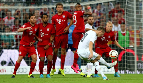 Toni Kroos taking a free-kick for Real Madrid and against Bayern Munich
