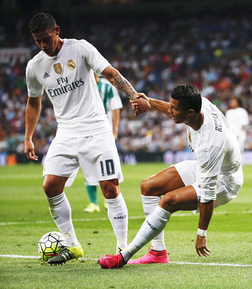 James Rodríguez reaching out to Ronaldo to help him stand