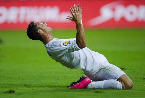 Cristiano Ronaldo goes down to his knees in despair
