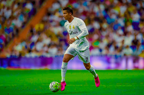 Cristiano Ronaldo moving the ball forward for Real Madrid, in 2015-16
