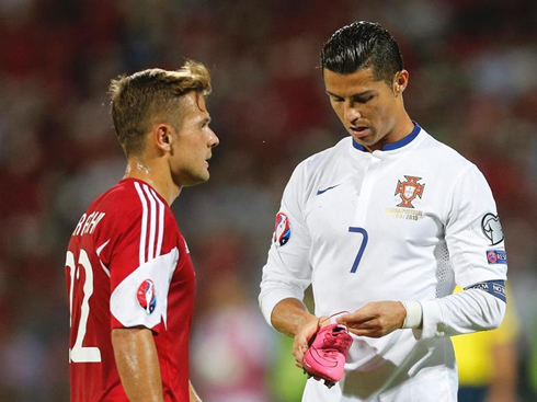 Cristiano Ronaldo loses his boot and unties its laces afterwards