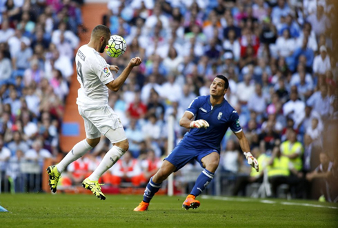 Karim Benzema scoring in Real Madrid 1-0 win over Granada