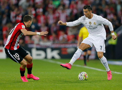 Cristiano Ronaldo stepovers in front of a defender