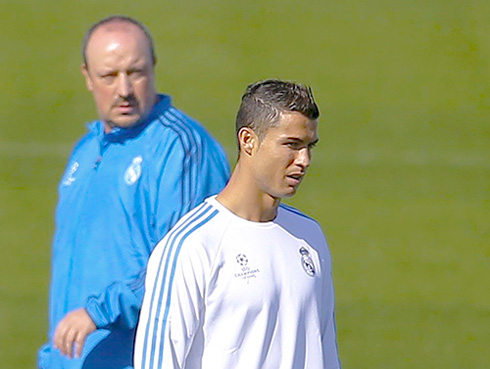 Rafael Benítez behind Cristiano Ronaldo in a practice session in Madrid