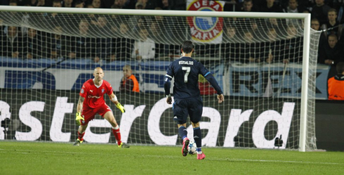 Cristiano Ronaldo 1-on-1 with the goalkeeper