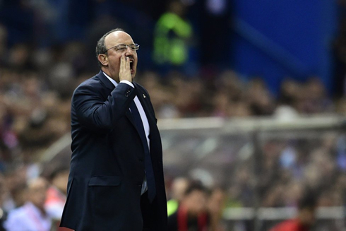 Rafael Benítez passing instructions to the pitch, in Real Madrid 2015-16
