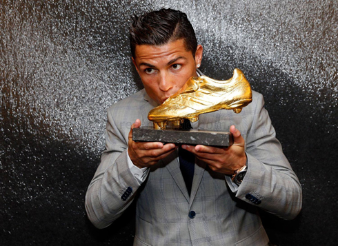 Cristiano Ronaldo kissing the European Golden Shoe Boot in 2015