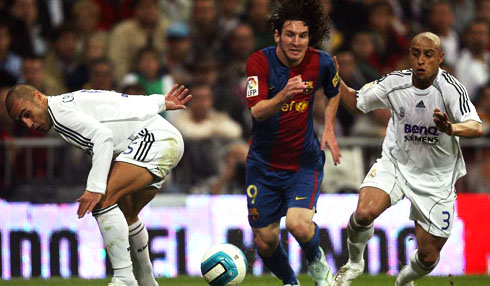 Roberto Carlos playing vs Lionel Messi in 2006