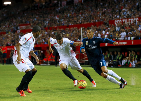 Cristiano Ronaldo trying to escape his markers in Sevilla vs Real Madrid