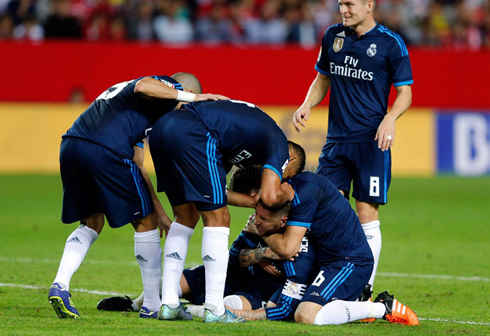 Sergio Ramos hurt on his shoulder after scoring from a bicycle kick