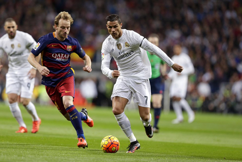 Cristiano Ronaldo getting past Rakitic, in Real Madrid 0-4 Barcelona