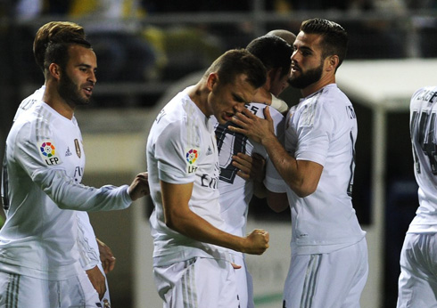 Real Madrid players surrounding Cheryshev in Cadiz 1-3 Real Madrid, in 2015
