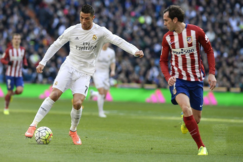 Cristiano Ronaldo trying to dribble past Diego Godín, in Real Madrid vs Atletico Madrid