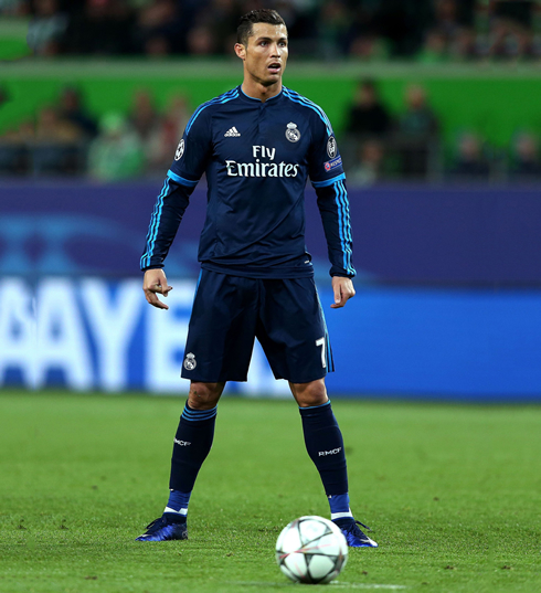 Cristiano Ronaldo in his free-kick stance in Wolfsburg vs Real Madrid in 2016