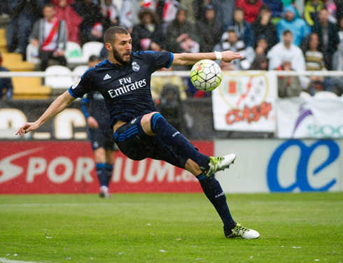 Karim Benzema controlling the ball in a Real Madrid league game in 2016