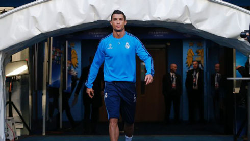 Cristiano Ronaldo entering the pitch at Manchester