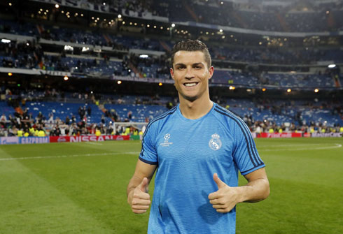 Cristiano Ronaldo sticking his two thumbs up