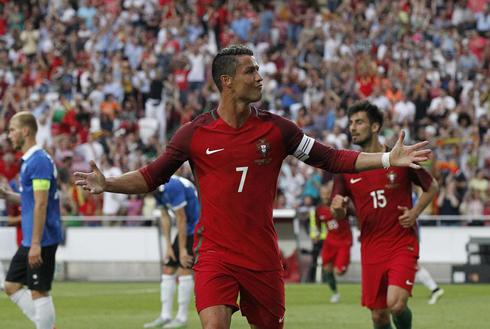 Cristiano Ronaldo opening his arms in Portugal 7-0 Estonia