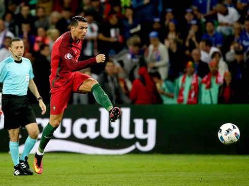 Cristiano Ronaldo shooting with his left foot in the EURO 2016