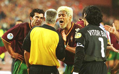 Abel Xavier protests during the EURO 2000