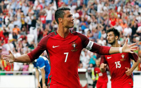 Ronaldo scores for Portugal in the EURO 2016