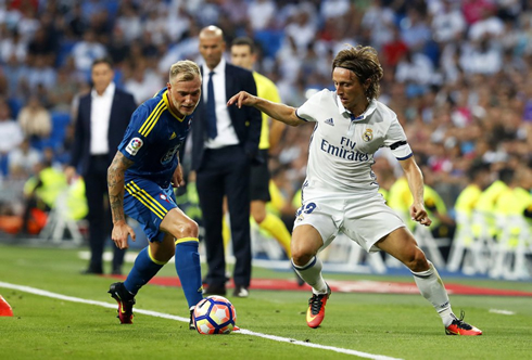 Luka Modric keeping the ball in play for Madrid
