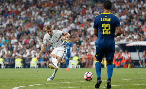 Toni Kroos shooting technique in a goal for Real Madrid