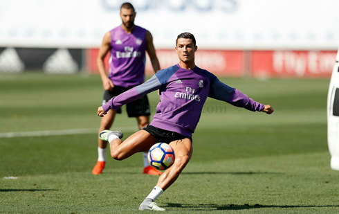 Ronaldo shooting exercise in a Real Madrid practice session