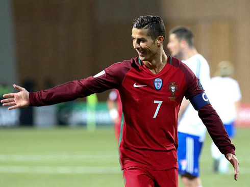 Cristiano Ronaldo stretching his right hand