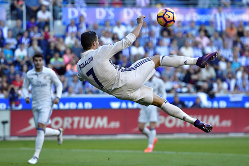 Cristiano Ronaldo acrobatic shot