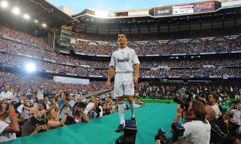 Cristiano Ronaldo in his Real Madrid presentation day in 2009
