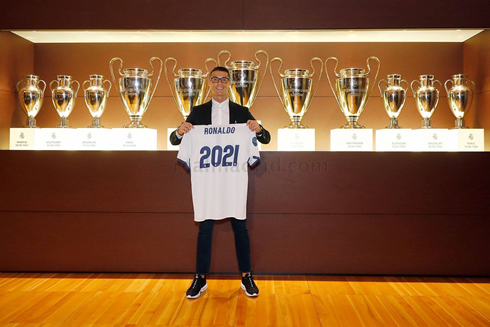 Cristiano Ronaldo holding a 2021 Ronaldo shirt