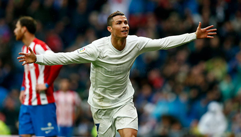 Cristiano Ronaldo stretching his two arms to the fans